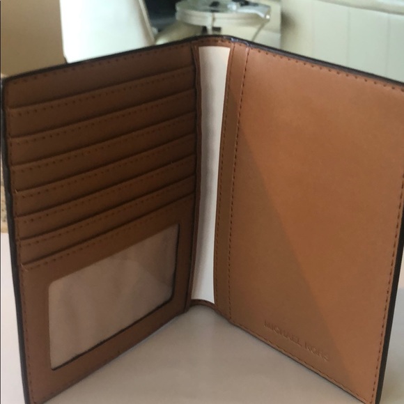 Michael Kors Passport wallet - Picture 3 of 5